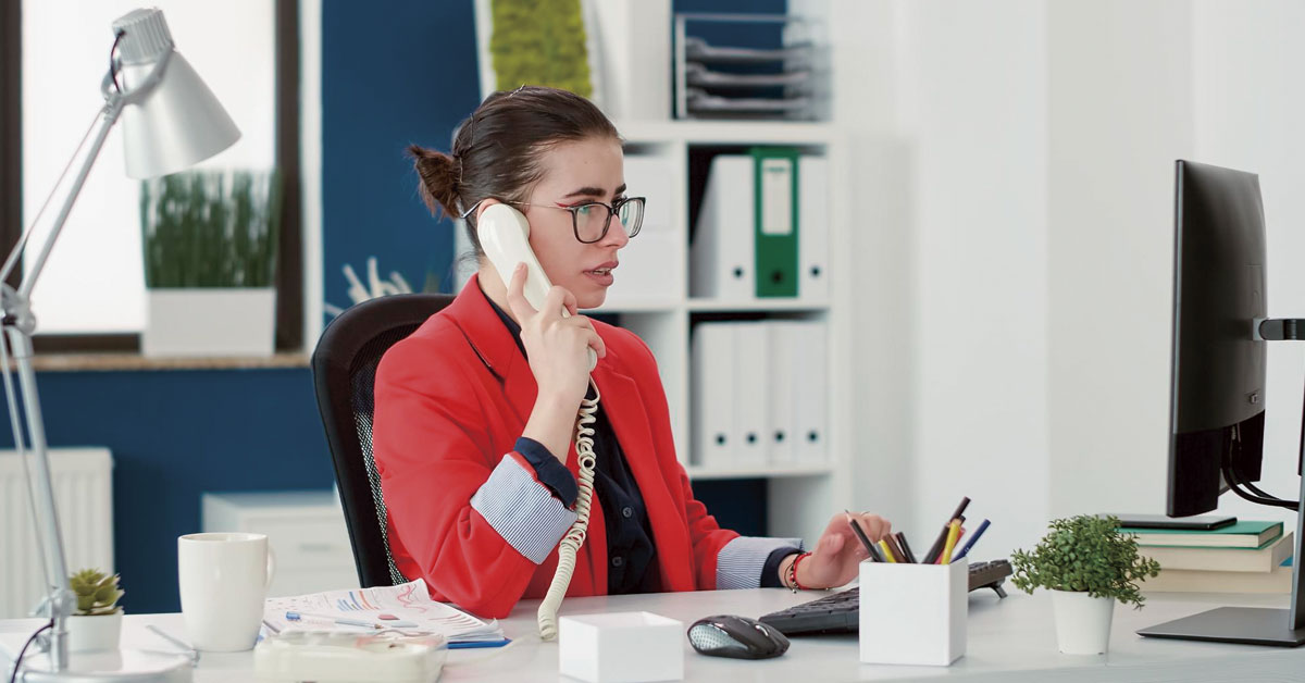 agente de seguros realizando llamada telefonica