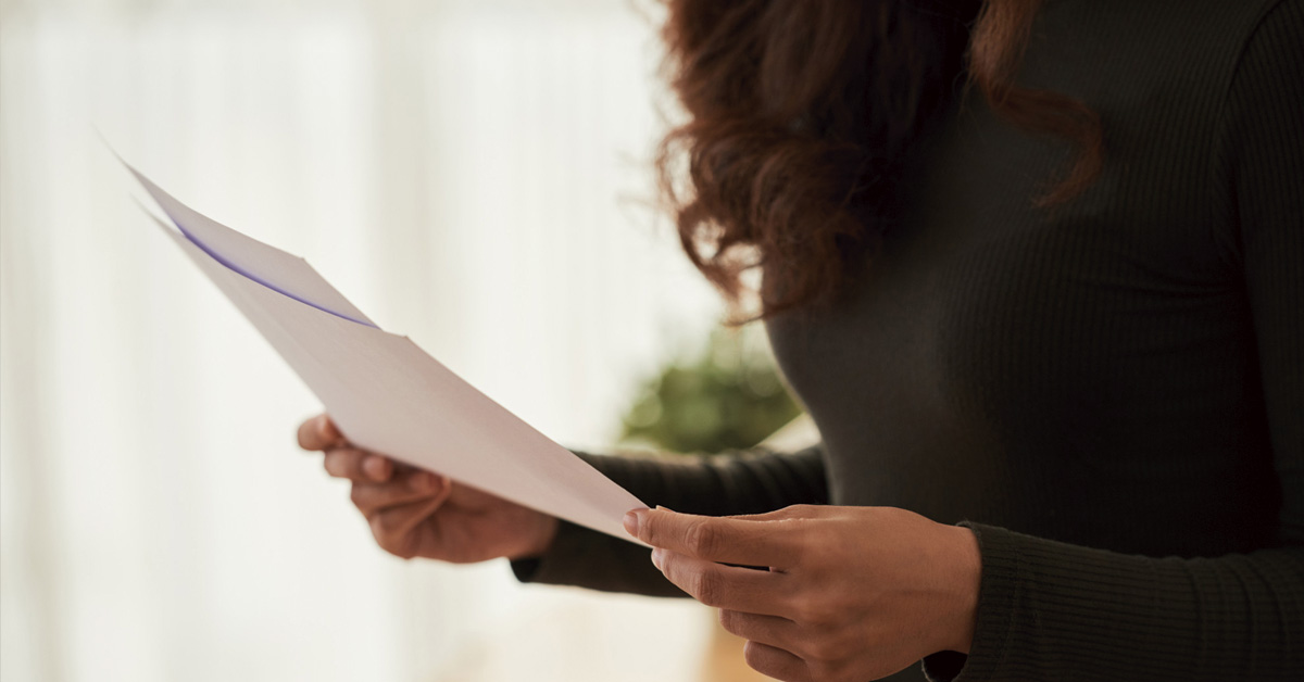 mujer leyendo documentos