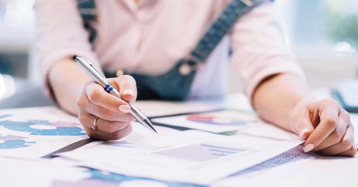 mujer revisando graficas de cartera de inversiones