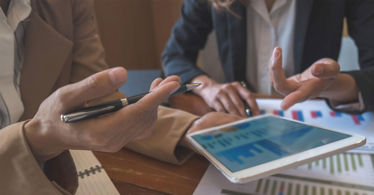 profesionales gestionando cartera de inversiones