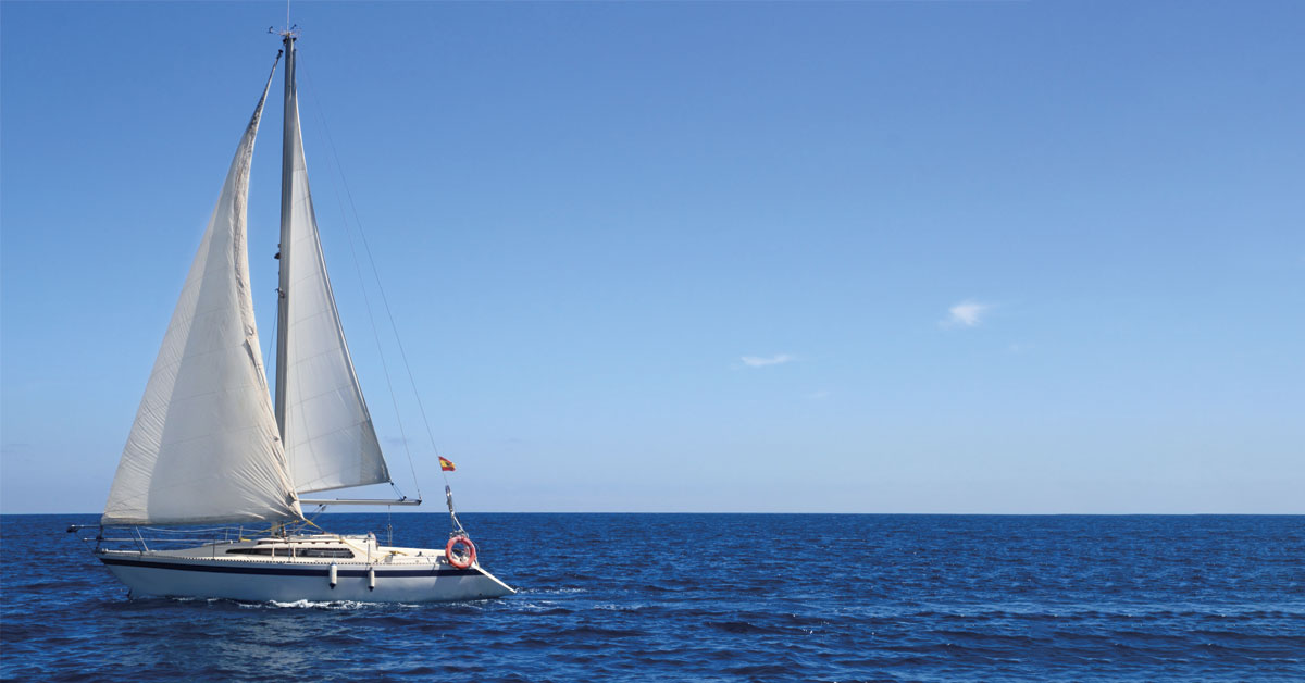 velero blanco navegando por el mar