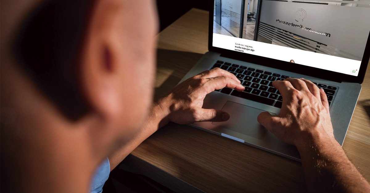 hombre revisando web jmarch