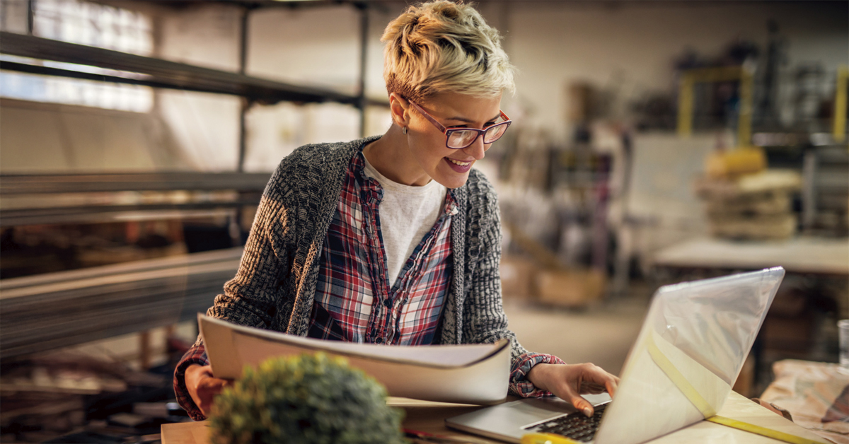 mujer emprendedora revisando documentos