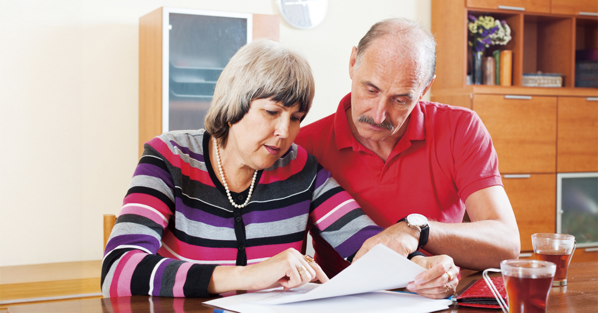 pareja de mediana edad revisando polizas