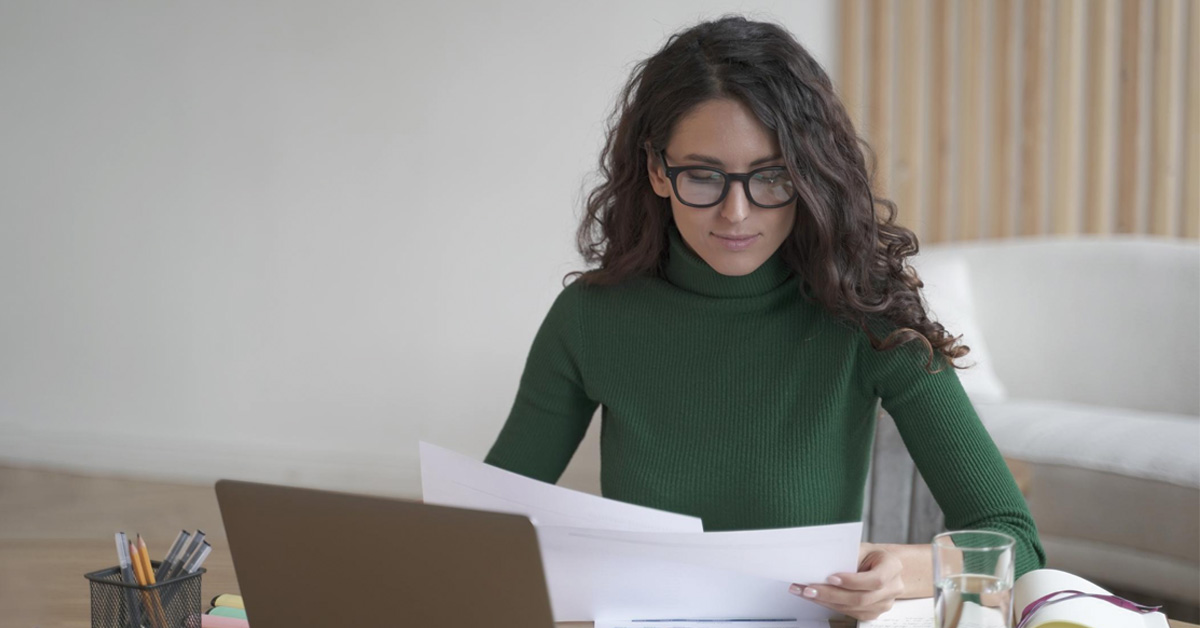 mujer emprendedora comparando seguros