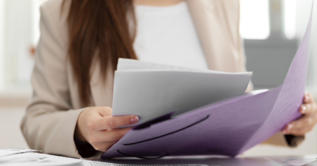 mujer revisando documentos